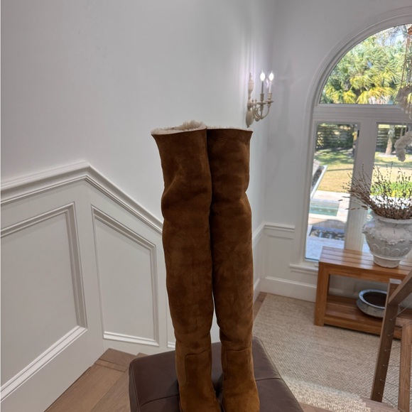 CHANEL SHEARLING OVER THE KNEE or SLOUCH Tan Suede Boots.Size 39